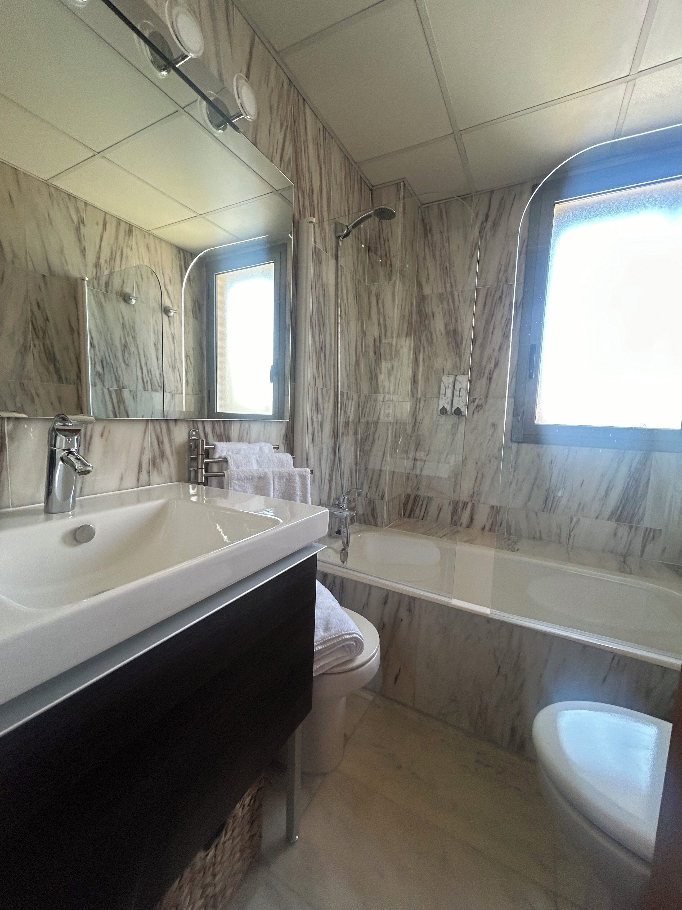 Sèche-cheveux, bidet, serviettes fournies, savon