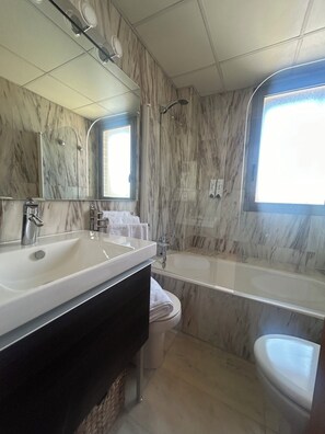 Hair dryer, bidet, towels, soap - Penthouse overlooking the Central Market. Parking option (Zaragoza)