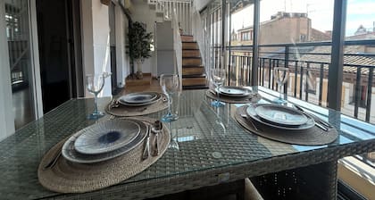Penthouse overlooking the Central Market. Parking option