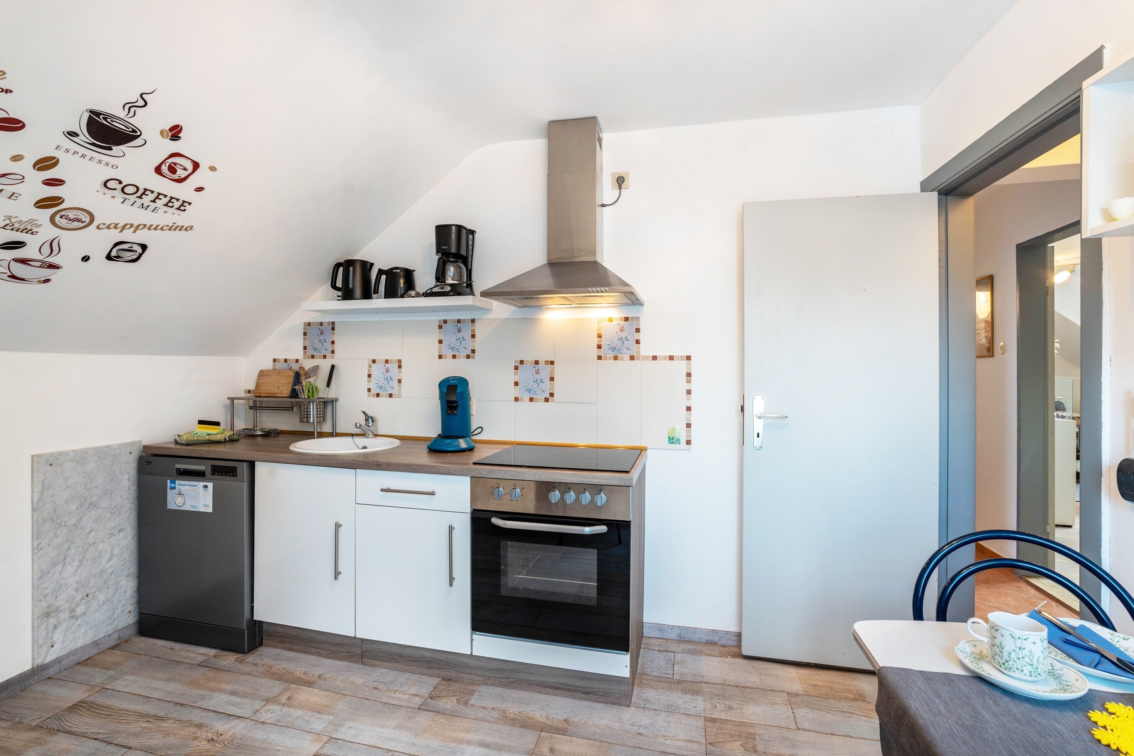 Kühlschrank, Mikrowelle, Ofen, Herdplatte