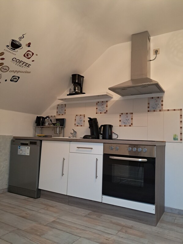 Kühlschrank, Mikrowelle, Ofen, Herdplatte