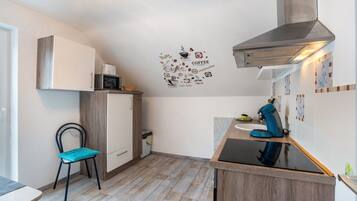 Kühlschrank, Mikrowelle, Ofen, Herdplatte