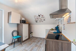 Een koelkast, een microgolfoven, een oven, een kookplaat