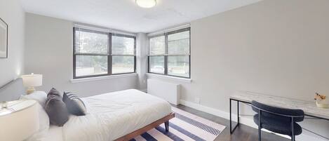 1 makuuhuone, työpöytä, silitysrauta/-lauta, vauvan matkasänky