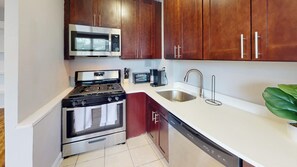 Jääkaappi, mikroaaltouuni, uuni, liesi