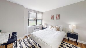 Schreibtisch, Bügeleisen/Bügelbrett, Reisekinderbett, kostenloses WLAN