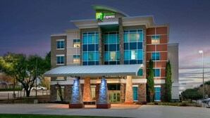 Un hotel Holiday Inn Express de diseño moderno, con grandes ventanales y una entrada destacada.