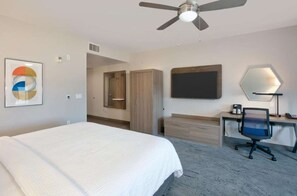Desk, iron/ironing board, WiFi, bed sheets - Easy Access to I-635, & Airports + Free Breakfast (Dallas)