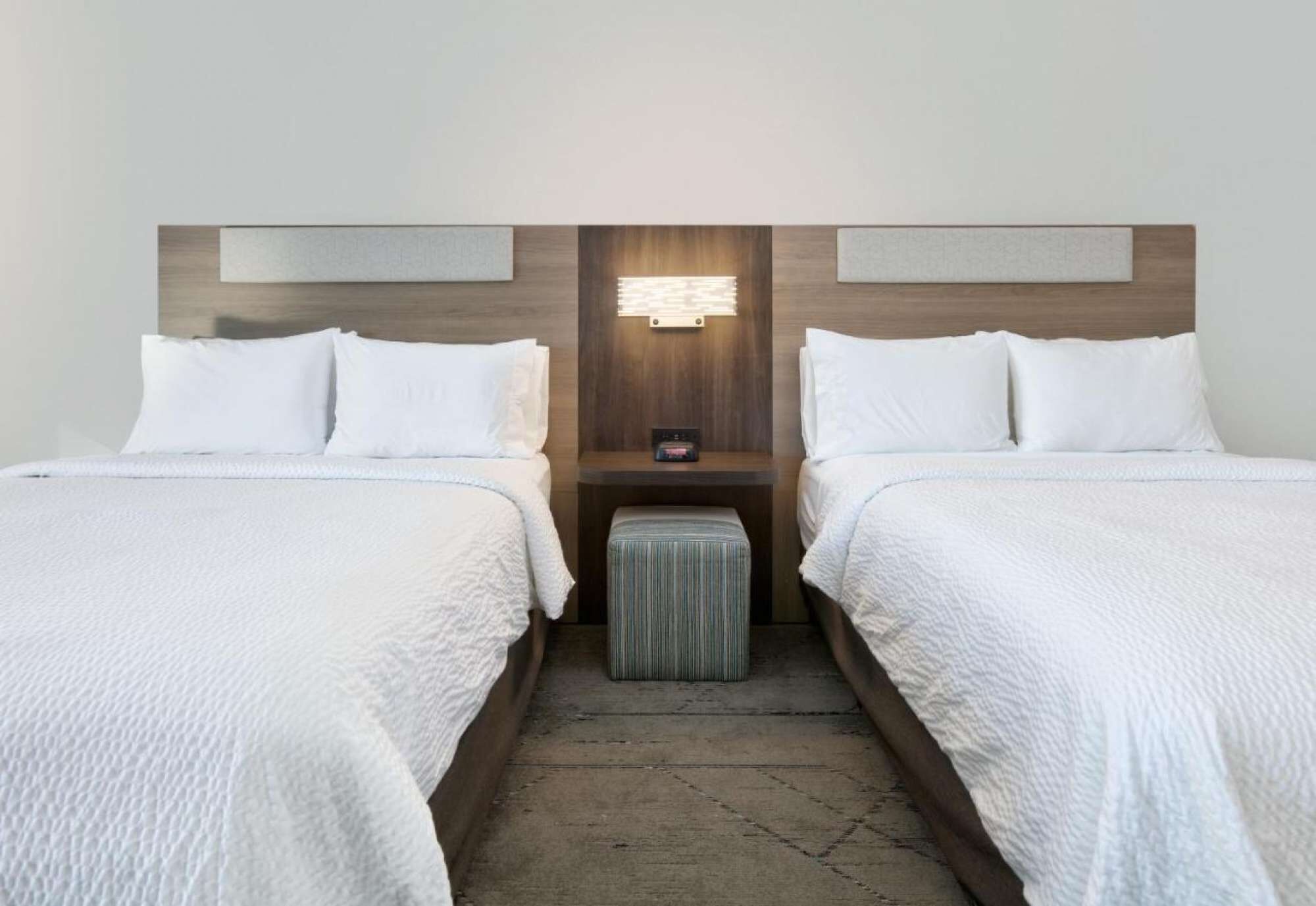 Escritorio, tabla de planchar con plancha, wifi y ropa de cama 