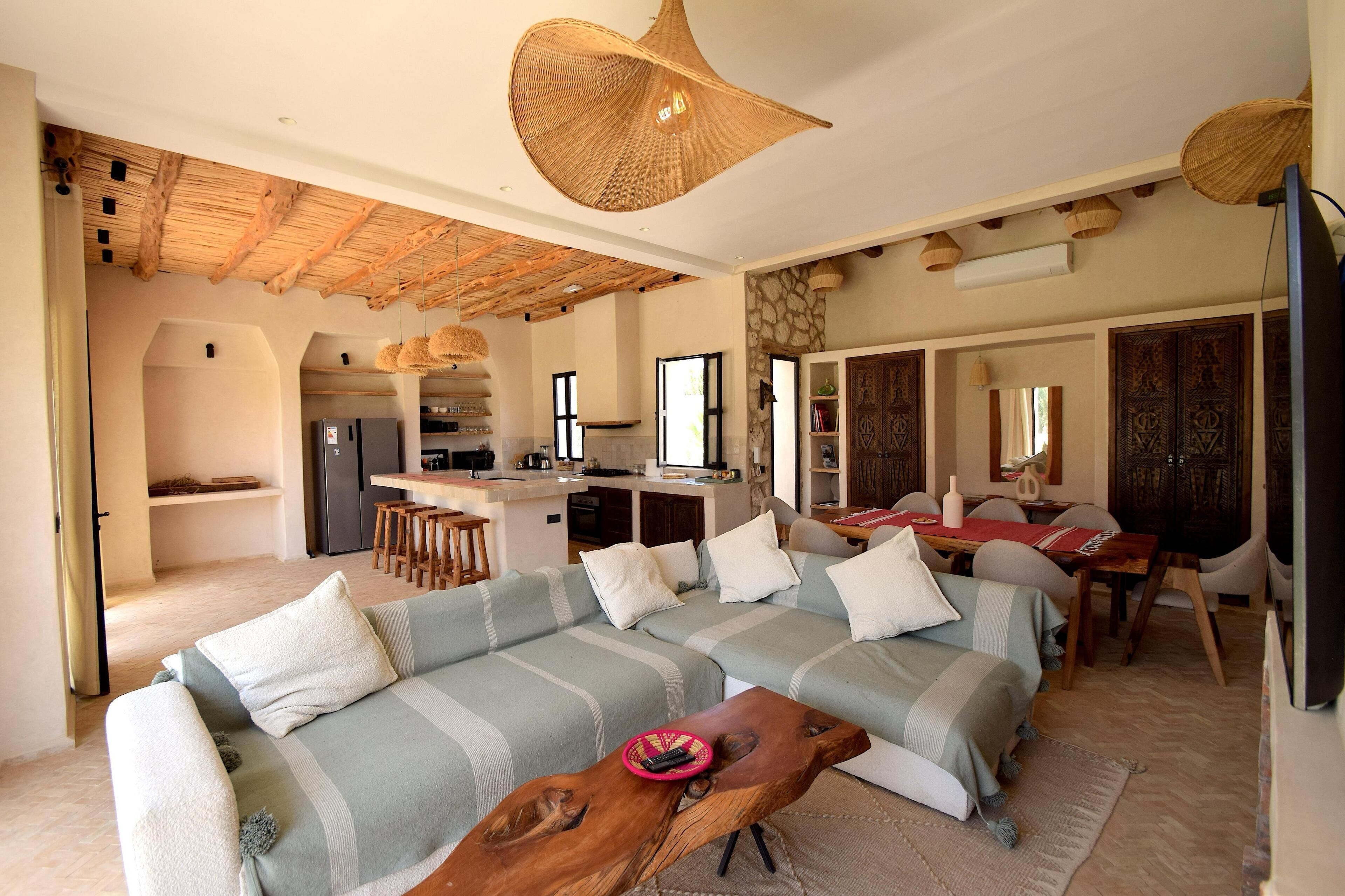 TV connectée, cheminée, livres