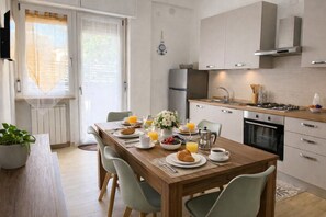 Frigorifero, forno, piano cottura, lavastoviglie