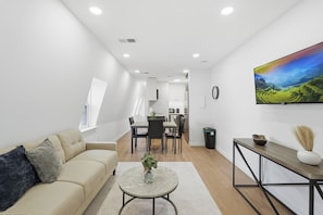 TV, offices - A Modern 1BR Oasis in Carriage House (Philadelphia)