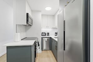 Coffee/tea maker, fridge, microwave, oven - A Modern 1BR Oasis in Carriage House (Philadelphia)