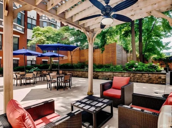 Outdoor dining - Your Modern Getaway in Philly (Philadelphia)