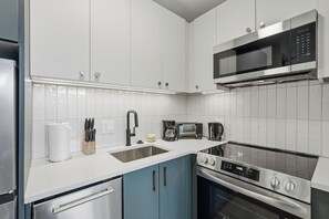 Coffee/tea maker, fridge, microwave, oven - Your Modern Getaway in Philly (Philadelphia)