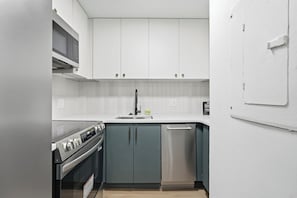 Wasserkocher mit Kaffee-/Teezubehör, Kühlschrank, Mikrowelle, Ofen