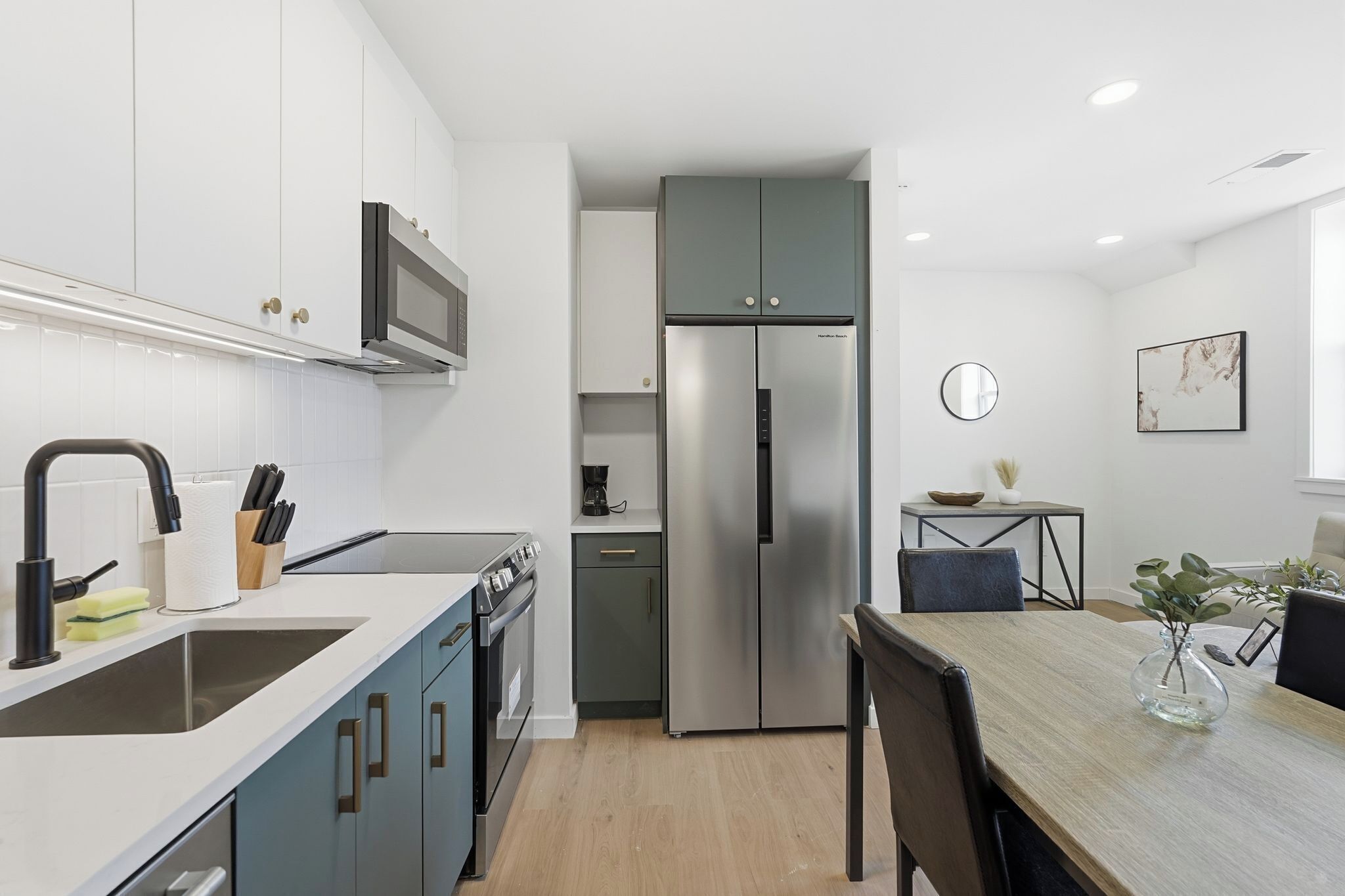 Refrigerador, microondas, horno y parrilla de estufa 