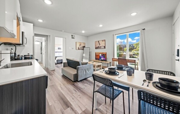 Interior - Modern 1BR Near Downtown Dallas • Full Kitchen, Parking & Fast Wi-Fi (Dallas)