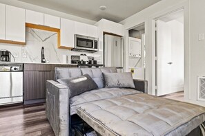 Interior - Modern 1BR Near Downtown Dallas • Full Kitchen, Parking & Fast Wi-Fi (Dallas)