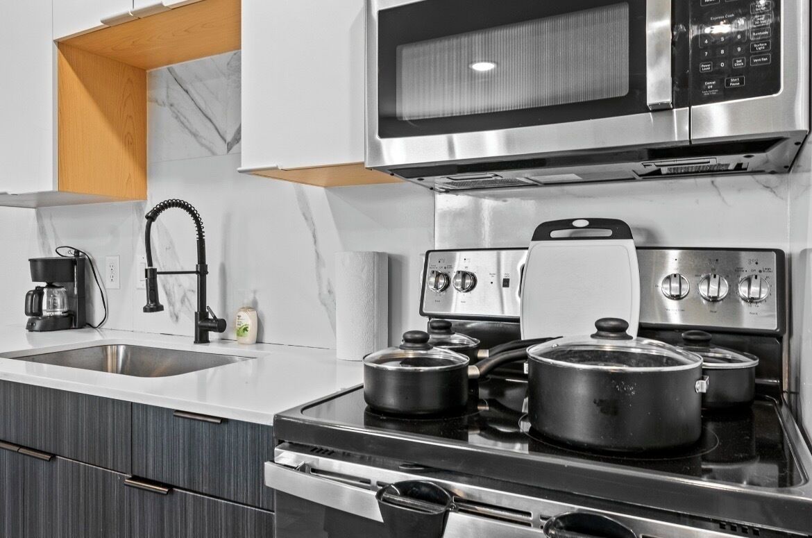 Refrigerador, microondas, horno y parrilla de estufa 