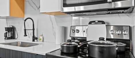 Refrigerador, microondas, horno y parrilla de estufa