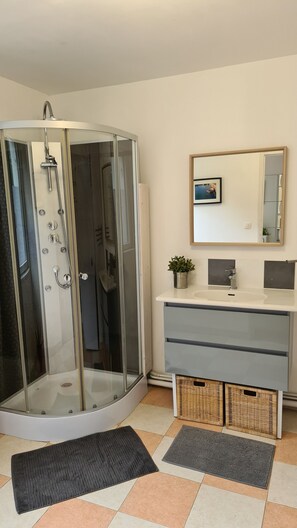 Dusche, Haartrockner, Bidet, Seife