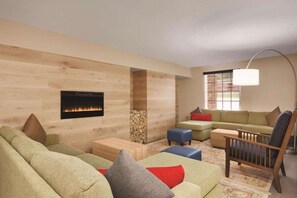 Fireplace - Close to Dollywood | Free Parking + Breakfast (Pigeon Forge)