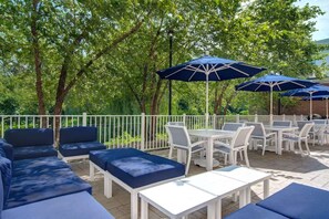 Outdoor dining - Near Ridge Hill shopping. Breakfast. Pool. Bar. (Yonkers)