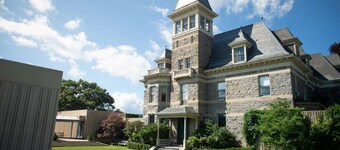 Near Ridge Hill shopping. Breakfast. Pool. Bar.