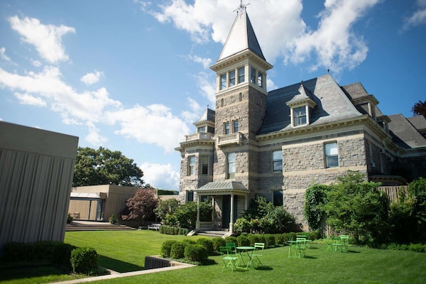 Hudson River Museum – Approx. 2.5 miles (~8-min drive)