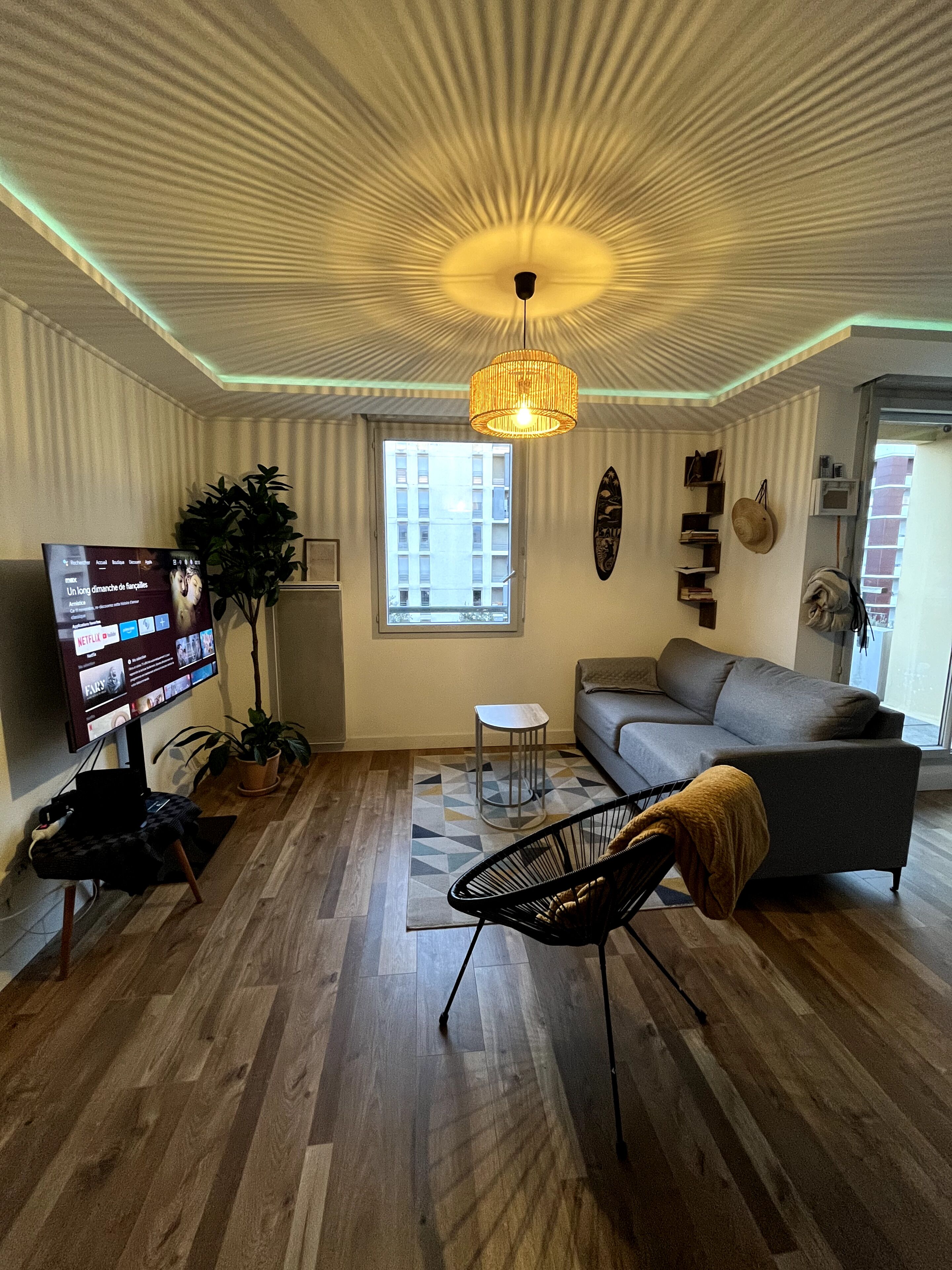 TV connectée, livres, écrans d'ordinateur