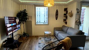 TV connectée, livres, écrans d'ordinateur