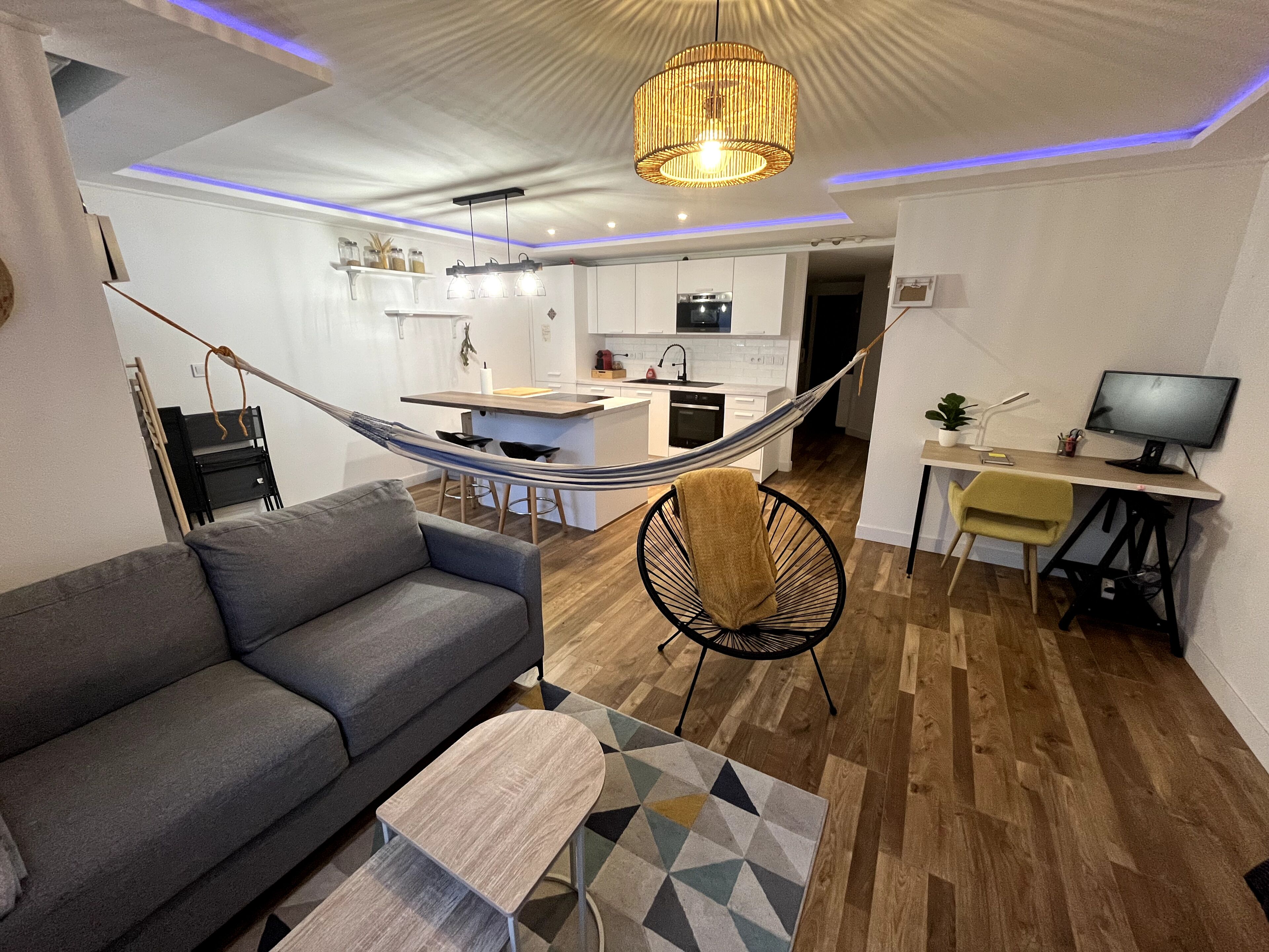 TV connectée, livres, écrans d'ordinateur