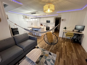 TV connectée, livres, écrans d'ordinateur