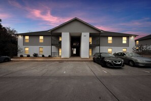 Exterior - Modern Highland Park 2BR 2BA Stay (Clarksville)