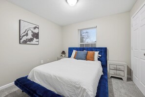 Desk, iron/ironing board, travel cot, free WiFi - Modern Highland Park 2BR 2BA Stay (Clarksville)