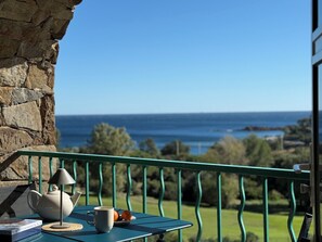 Outdoor dining - Cap Esterel 1 Bed with Sea and Golf course views. (Saint-Raphaël)