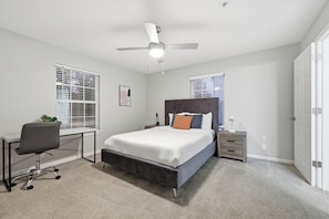 Escriptori, planxa i posts de planxar i un bressol de viatge