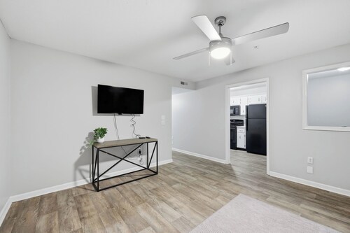 Trendy 2BR/2BA Highland Park Escape