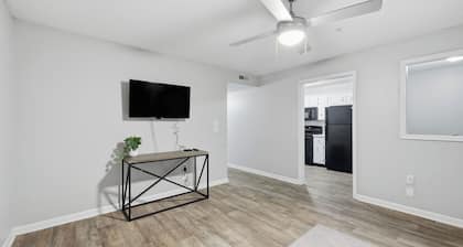 Trendy 2BR/2BA Highland Park Escape