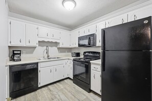 Fridge, microwave, oven, stovetop - Trendy 2BR/2BA Highland Park Escape (Clarksville)