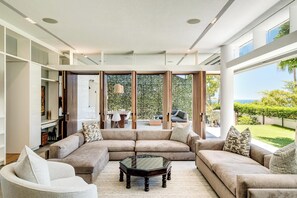 House, Accessible - Opulent Spacious Fresnaye Sea View Leonotis Villa (Cape Town)