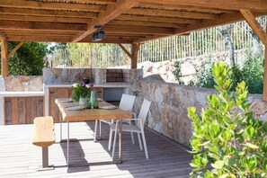 Outdoor dining - Large, single-storey sheepfold with panoramic views and private pool (Sotta)