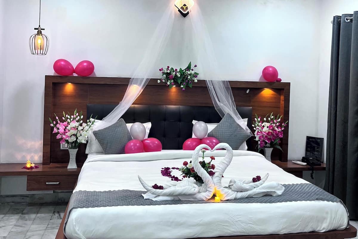 Honeymoon Room, City View | Iron/ironing board (on request), WiFi (free)