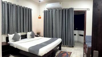 Single Room | Iron/ironing board, free WiFi