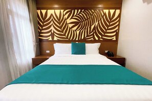 Queen Room | Een bureau, beddengoed