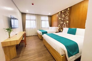 Superior Queen Room | โต๊ะทำงาน, ผ้าปูที่นอน