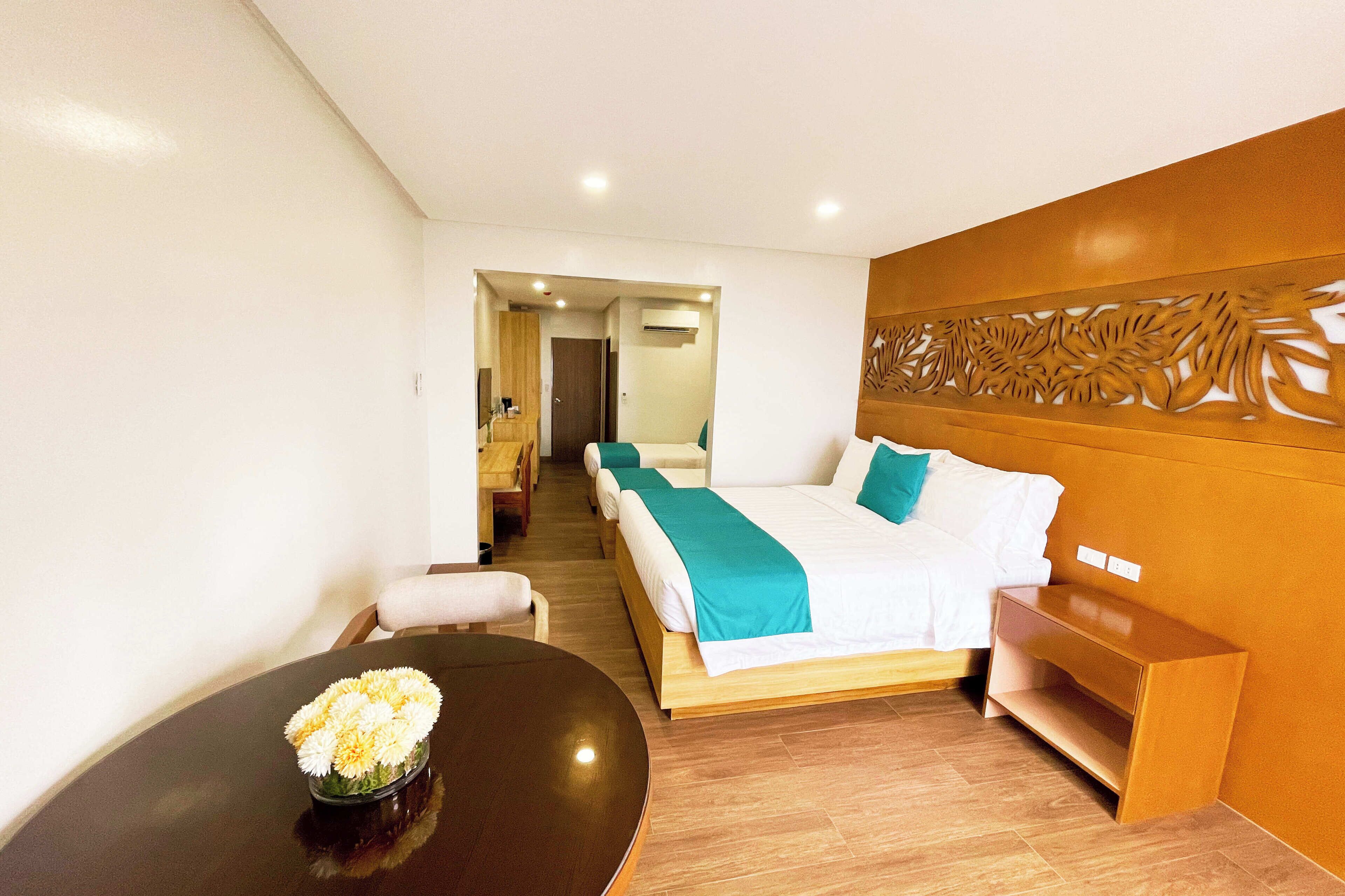 Deluxe Quadruple Room | デスク、ベッドシーツ