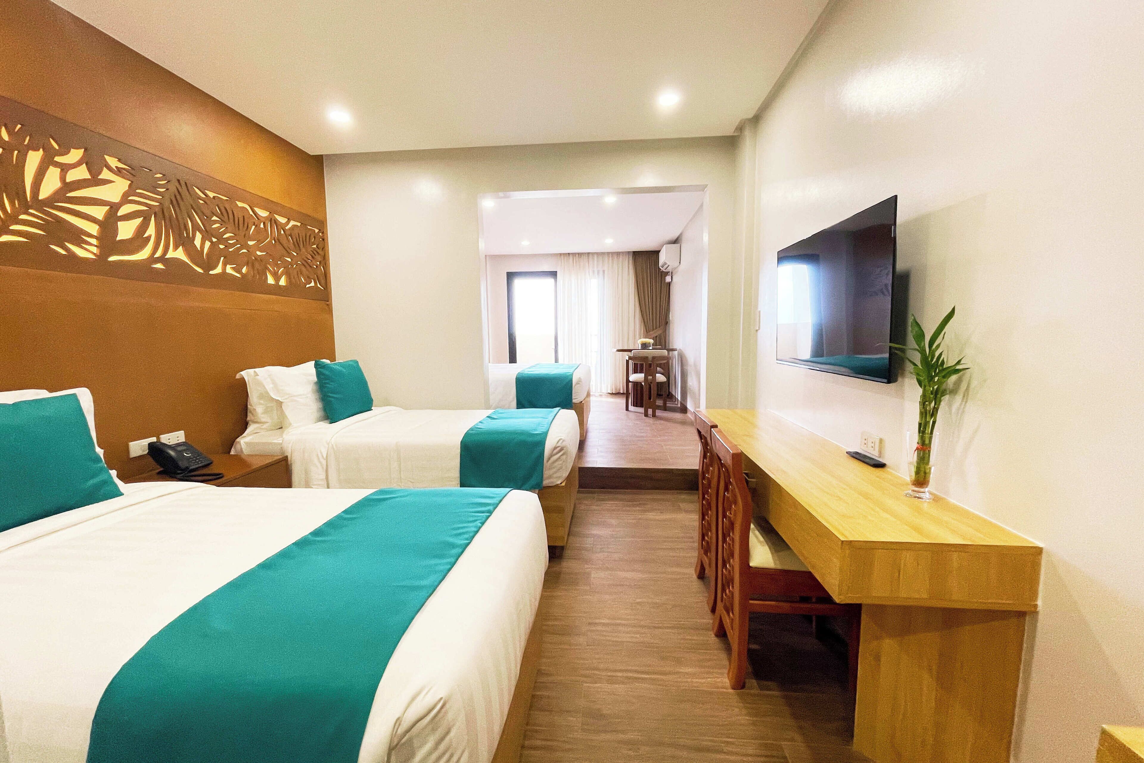 Deluxe Quadruple Room | Desk