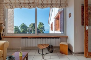 Una televisión, una chimenea, una oficina